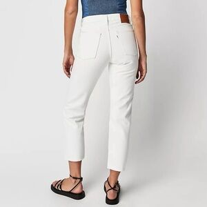 Levi’s Wedgie High Waist Straight Jeans
Color: In The Clouds